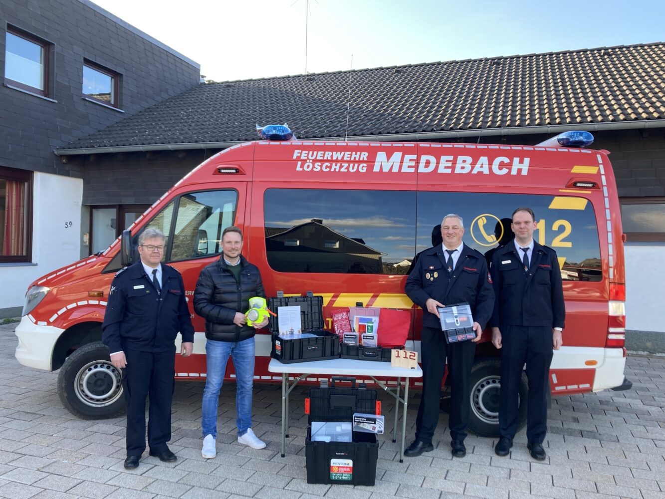 Provinzial übergibt Brandschutzkoffer an die Feuerwehr der Hansestadt Medebach