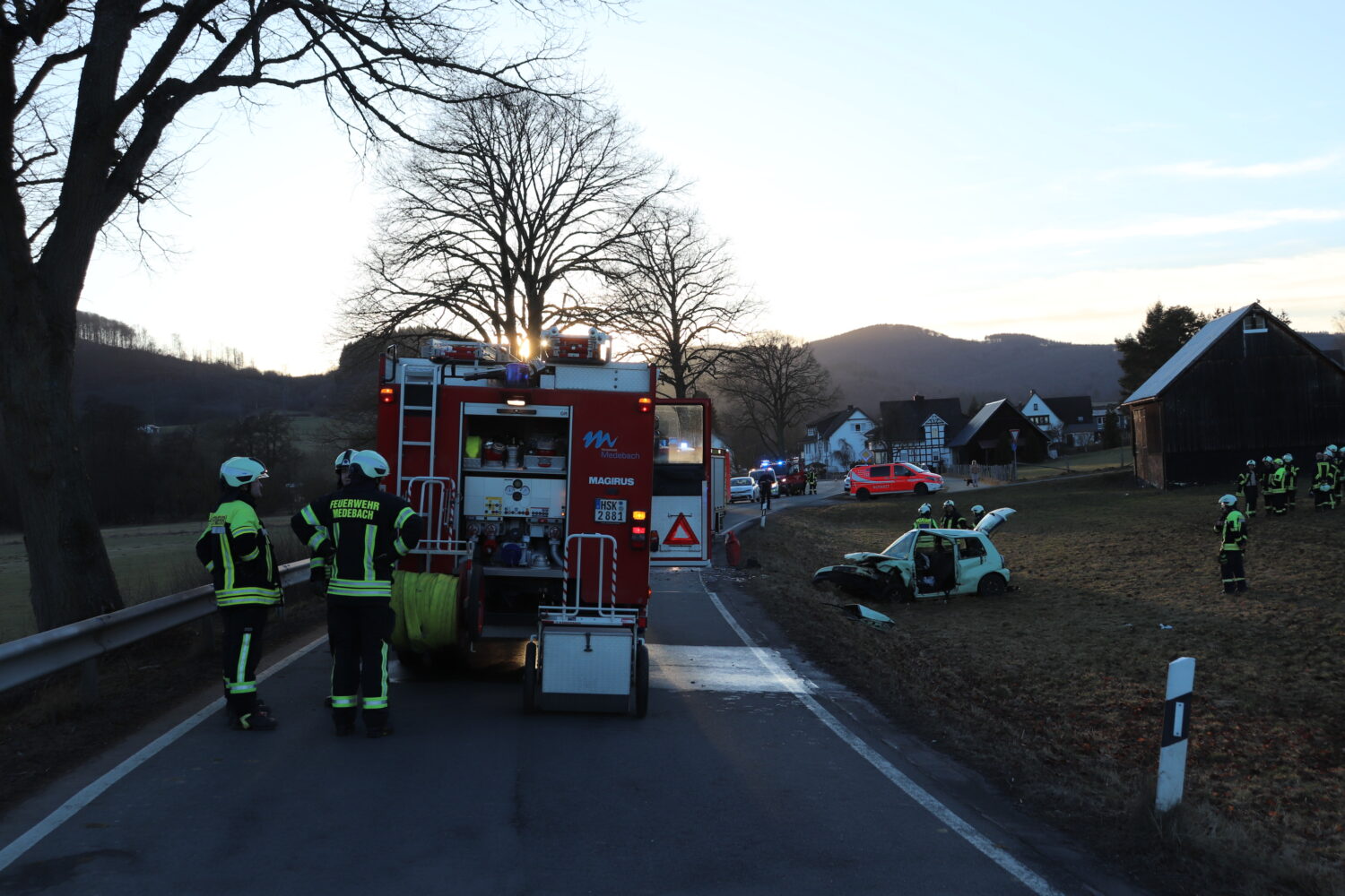 Verkehrsunfall L617 mit 2 PKW`s eingeklemmte Person